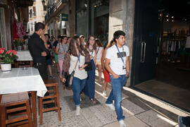 Visita guiada por el centro histórico. Olimpiada Española de Economía, Fase Nacional. Calle Santa María. Málaga. Junio de 2015