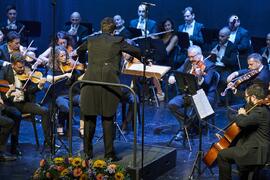 José Luis López Antón dirige a la Orquesta Sinfónica de Málaga. Concierto Conmemorativo del 50 Aniversario de la Universidad de Málaga. Auditorio Edgar Neville, Málaga. Junio de 2022