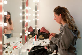 Sesión de maquillaje. Ensayos para la Gala Inaugural de la XXIV edición de Fancine de la Universidad de Málaga. Teatro Cervantes. Noviembre de 2014