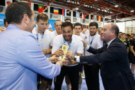 Entrega de trofeo. Rumanía primera clasificada en la categoría masculina. Ceremonia de clausura del Campeonato del Mundo Universitario de Balonmano. Antequera. Julio de 2016