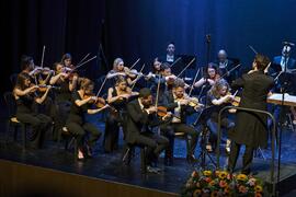 José Luis López Antón dirige a la Orquesta Sinfónica de Málaga. Concierto Conmemorativo del 50 Aniversario de la Universidad de Málaga. Auditorio Edgar Neville, Málaga. Junio de 2022