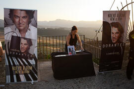 Venta de discos en el concierto de Dorantes. Cursos de Verano de la Universidad de Málaga. Ronda. Julio de 2018