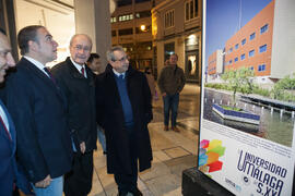 Elías Bendodo, Francisco de la Torre y José Ángel Narváez en la inauguración de la exposición "La Universidad de Málaga del Siglo XXI".  Calle Larios. Enero de 2017