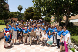 Foto de grupo posterior a la graduación y clausura del curso del Aula de Mayores de la Universidad de Málaga. Paraninfo. Junio de 2019