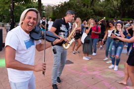 Actuación del grupo musical "Who Killed the DJ". Welcome to UMA. Bienvenida a los alumnos de intercambio internacional de la Universidad de Málaga. Jardín botánico. Octubre de 2019