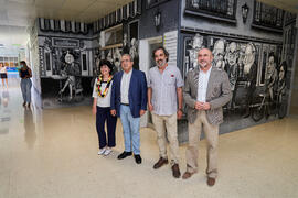 Foto de grupo. Inauguración del mural de Ángel Idígoras en la Facultad de Ciencias Económicas y Empresariales de la Universidad de Málaga. Campus de El Ejido. Junio de 2022