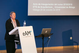 Rosalía Reche presenta la memoria del curso 2017-2018. Inauguración del curso 2018-2019 de la Escuela Técnica Superior de Arquitectura de la Universidad de Málaga. Paraninfo. Octubre de 2018