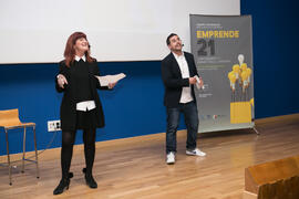 Representación tras la mesa redonda "Emprendimiento e innovación en promoción del territorio". Seminario "Emprende 21". Paraninfo. Noviembre de 2017