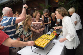Showcooking en patio del Hotel Molina Larios. Curso "Ciencia y gastronomía. Desmontando leyendas urbanas". Cursos de Verano de la Universidad de Málaga. Málaga. Julio de 2019