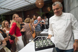 Showcooking en patio del Hotel Molina Larios. Curso "Ciencia y gastronomía. Desmontando leyendas urbanas". Cursos de Verano de la Universidad de Málaga. Málaga. Julio de 2019
