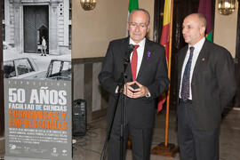Francisco de la Torre y Eugenio José Luque en la inauguración de la exposición "Málaga, 50 años de la Facultad de Económicas" en el Archivo Municipal. Archivo Municipal. Noviembre de 2015