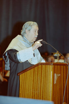 Investidura como Doctor "Honoris Causa" de D. Manuel Alcántara por la Universidad de Málaga. Teatro Cervantes. Noviembre de 2000