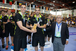 Entrega de trofeo. España tercera clasificada en la categoría masculina. Ceremonia de clausura del Campeonato del Mundo Universitario de Balonmano. Antequera. Julio de 2016