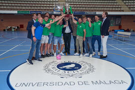 Foto de grupo. Entrega de la Copa del Rey de fútbol sala de BeSoccer UMA Antequera a la Universidad. Complejo Polideportivo Universitario. Mayo de 2022