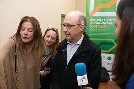 Cristóbal Montoro atiende a los medios. XII Jornadas Andaluzas de Enseñanza de Economía. Facultad de Ciencias Económicas y Empresariales. Febrero de 2019