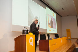 Conferencia "Avanzar mirando hacia atrás", de Jordi Badia. V Foro Arquia/Próxima 2016: Futuro Imperfecto. Paraninfo. Octubre de 2016