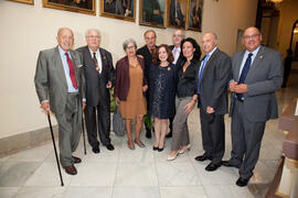 Foto de grupo tras la entrega de la Medalla de la Ciudad y del título de Hijo Predilecto a Eugenio Chicano. Ayuntamiento de Málaga. Octubre de 2014