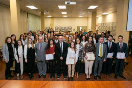 Foto de grupo tras la entrega de premios y menciones. Facultad de Ciencias Económicas y Empresariales. Diciembre de 2019