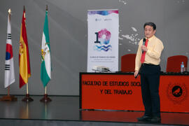 Conferencia de Dong Sung Cho. Jornada de celebración del Décimo Aniversario de colaboración de la Universidad de Málaga y la Universidad Nacional de Incheon. Complejo de Estudios Sociales y Comercio. Octubre de 2019
