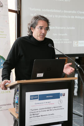 Enrique Navarrete en la presentación de la exposición bibliográfica "La Biblioteca Universitaria y el Turismo Sostenible en Málaga". Biblioteca General. Abril de 2017