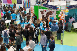 Estand de la Facultad de Turismo. Jornada de Puertas Abiertas de la Universidad de Málaga. Complejo Polideportivo Universitario. Marzo de 2022