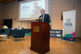Antonio María Lara presenta la conferencia "Dialogando", con Pere Estupinyà. Facultad de Ciencias. Octubre de 2018
