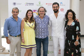 Manu Sánchez y Selu García Cosío con autoridades. Curso "30 años de Carnaval de Cádiz, máximo exponente del humor crítico" . Cursos de Verano de la Universidad de Málaga. Vélez-Málaga. Julio de 2019
