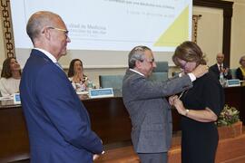 Entrega de la Medalla de Oro de la Facultad de Medicina de la Universidad de Málaga a Yolanda García Calvente en la celebración de su 50 Aniversario. Facultad de Medicina. Octubre de 2022