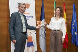Entrega de Premio del Aula de Economía y Deporte de la Universidad de Málaga al Club Atletismo Nerja. Edificio del Rectorado. Febrero de 2024
