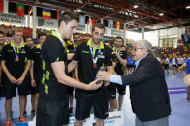 Entrega de trofeo. España tercera clasificada en la categoría masculina. Ceremonia de clausura del Campeonato del Mundo Universitario de Balonmano. Antequera. Julio de 2016