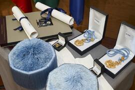 Elementos honoríficos de los Doctorados "Honoris Causa" de Pilar Palomo Vázquez y Antonio García Berrio por la Facultad de Filosofía y Letras de la Universidad de Málaga. Edificio del Rectorado. Junio de 2024