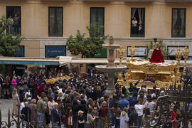 Trono del Santo Cristo Coronado de Espinas. Acto de la Hermandad de los Estudiantes en la Catedral. Plaza del Obispo, Málaga. Abril de 2022