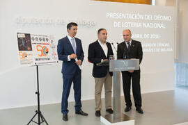 Miguel Ángel Conejo, Elías Bendodo y Eugenio José Luque en la presentación del décimo de lotería conmemorativo del 50 Aniversario de la Facultad de Económicas. Diputación Provincial de Málaga.Facultad de Ciencias Económicas y Empresariales. Abril de 2016