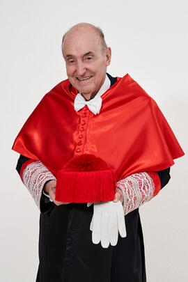 Retrato de Miquel Roca i Junyent previo a su investidura como Doctor "Honoris Causa" por la facultad de Derecho de la Universidad de Málaga. Paraninfo. Diciembre de 2024