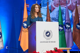 Macarena Parrado. Entrega de la distinción "Oikonomos" de la Facultad de Ciencias Económicas y Empresariales de la Universidad de Málaga. Paraninfo. Diciembre de 2024