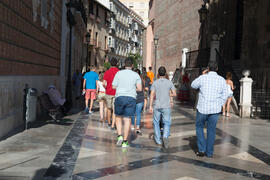 Visita guiada por el centro histórico. Olimpiada Española de Economía, Fase Nacional. Calle Santa María. Málaga. Junio de 2015
