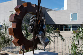 Escultura de José Luis Martín García en la Facultad de Estudios y Sociales y del Trabajo de la Universidad de Málaga. Campus de Teatinos. Marzo de 2021