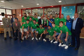Foto de grupo. Entrega de la Copa del Rey de fútbol sala de BeSoccer UMA Antequera a la Universidad. Complejo Polideportivo Universitario. Mayo de 2022
