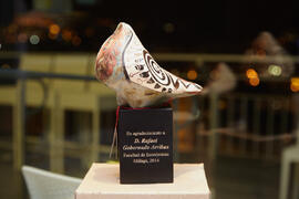 Escultura de regalo. Cena homenaje al profesorado y PAS jubilado de la Facultad de Económicas. Hotel AC Málaga Palacio. Septiembre de 2014
