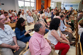 Asistentes a la inauguración del mural de Ángel Idígoras en la Facultad de Ciencias Económicas y Empresariales de la Universidad de Málaga. Campus de El Ejido. Junio de 2022