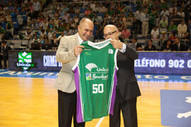 Eugenio Luque y Eduardo García. Homenaje del Unicaja Baloncesto a la Facultad de Económicas en su 50 Aniversario. Palacio de Deportes José María Martín Carpena. Mayo de 2015