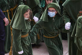 Niñas de penitente en el acto de la Hermandad de los Estudiantes en la Catedral. Plaza del Obispo, Málaga. Abril de 2022