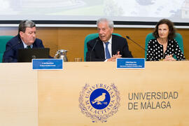 Juan Manuel Bonet, Mario Vargas Llosa y Guadalupe Fernández Ariza. Curso "La ciudad como arquetipo. Literatura, historia y arte. Europa y América". Edificio del Rectorado. Septiembre de 2018