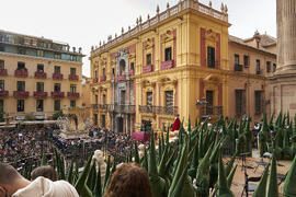 Trono de Nuestra Señora de Gracia y Esperanza. Acto de la Hermandad de los Estudiantes en la Catedral. Plaza del Obispo, Málaga. Abril de 2022