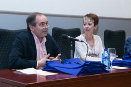 Víctor Manuel Heredia e Isabel Jiménez Lucena. Graduación y clausura del curso del Aula de Mayores de la Universidad de Málaga. Paraninfo. Junio de 2017