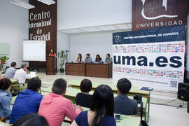 Intervención de una alumna. Graduación del alumnado del CIE de la Universidad de Málaga. Centro Internacional de Español. Junio de 2015