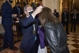 Entrega de medalla de la Cofradía de los Estudiantes. Misa de Lunes Santo. Iglesia de San Agustín. Abril de 2022