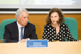 Guadalupe Fernández Ariza presenta a Mario Vargas Llosa. Curso "La ciudad como arquetipo. Literatura, historia y arte. Europa y América". Edificio del Rectorado. Septiembre de 2018