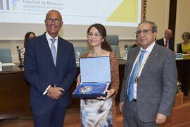 Entrega del premio al mejor expediente académico de Grado a Paloma Gallego Fuentes. Celebración del 50 Aniversario de la Facultad de Medicina de la Universidad de Málaga. Facultad de Medicina. Octubre de 2022