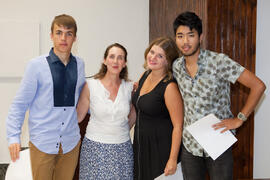 María José Fernández con alumnos en su graduación. Centro Internacional de Español. Agosto de 2014